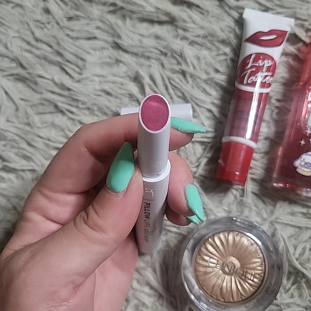 Beauty Bundle Clinique Highlighter Lips Makeup Lip Oil It Cosmetics Pillow Lips